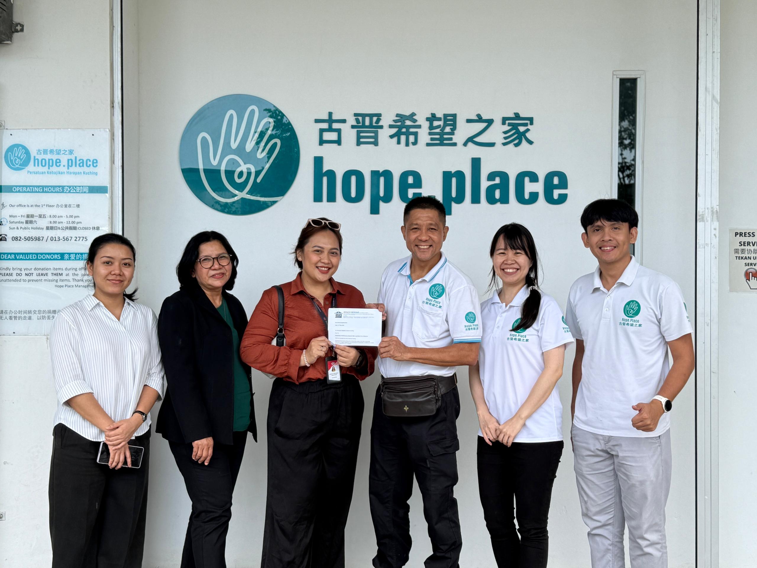 Presenting RM6k cheque to Hope Place for sponsorship of Form 5 revision books 